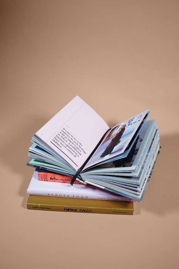 Libro abierto con una taza de café sobre la mesa